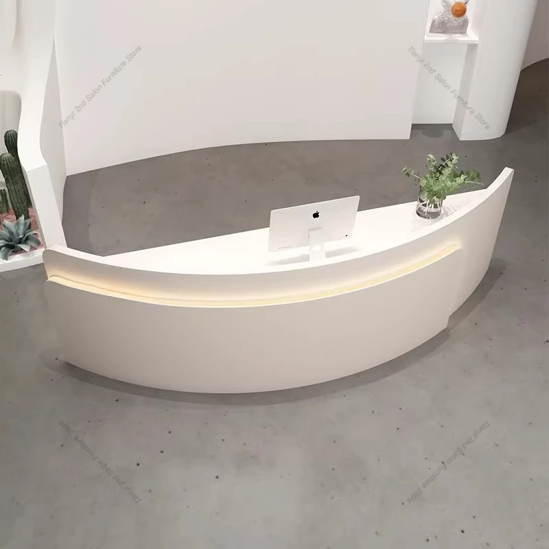 

Элитная изогнутая стойка кассира, простая современная стойка ресепшн для магазина одежды, салона красоты, офисная мебель, барная стойка FYRD