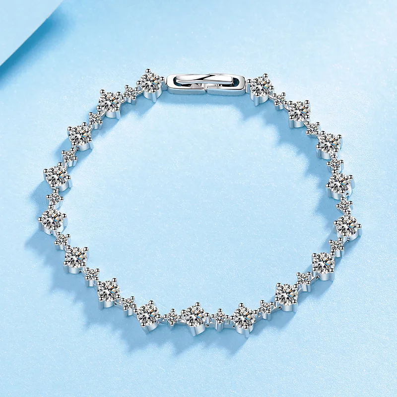 

Изысканный браслет с цветочным дизайном, легкая роскошь для женщин, с одним муассанитом 0.3 карата, платина PT950 | Устойчивая фиксация и плотное прилегание, комфортные в использовании.