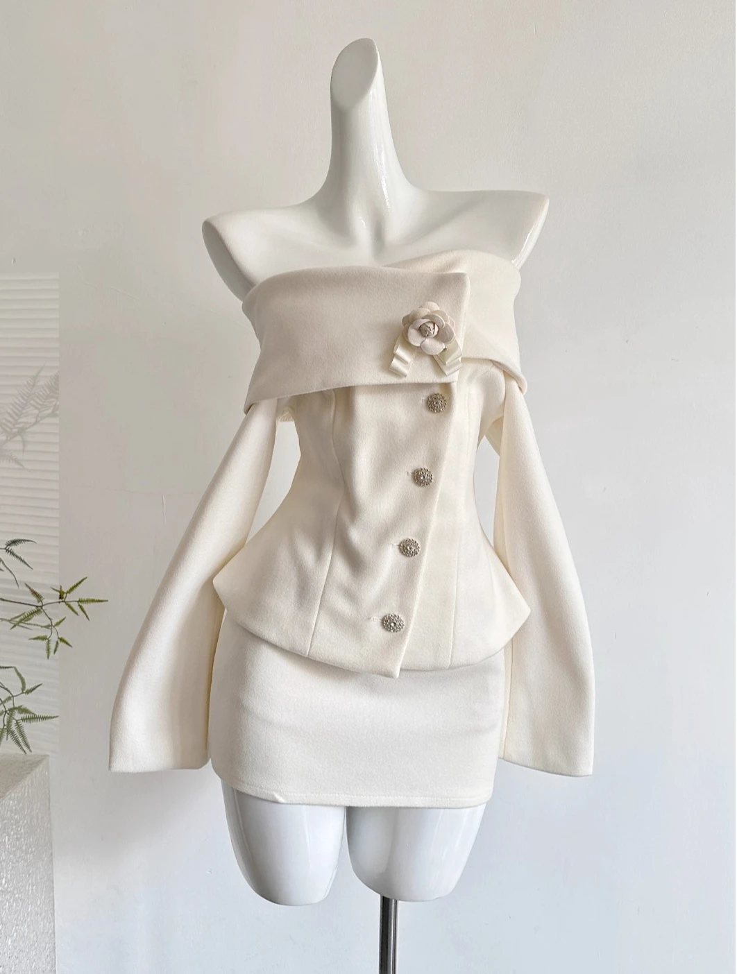 Outono inverno nova venda quente luz de luxo high-end um ombro branco topo e saia curta conjunto banquete deslocamento estilo rosa conjunto