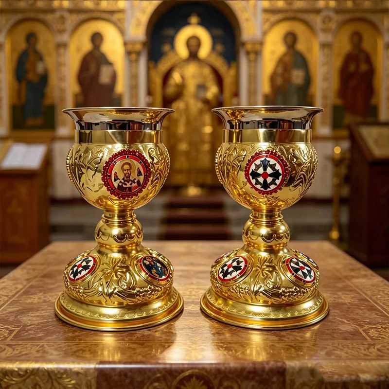 Geprägter, vergoldeter Kommunionskel mit emaillierten Ikonendetails für die orthodox-christliche Altarliturgie und den Kommunionsdienst. – Detail 2
