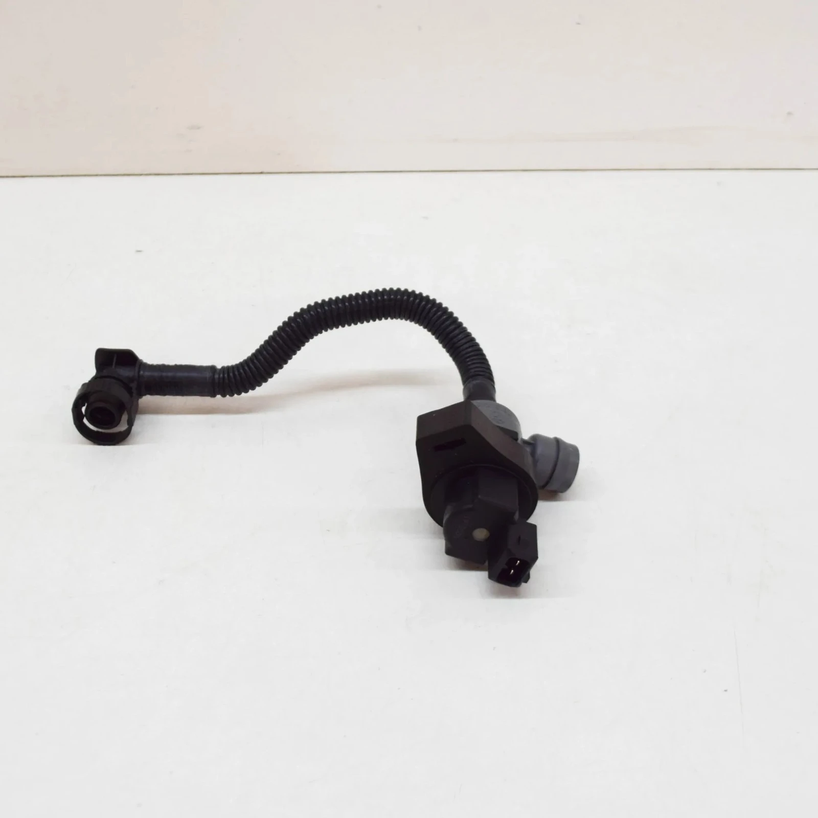 

Applicable to For BMW Z4 E89 23i/30i,X3 E83 E84 E85 E86 Fuel Tank Breather Valve With Pipe A13907618647,13907618643,13904588396