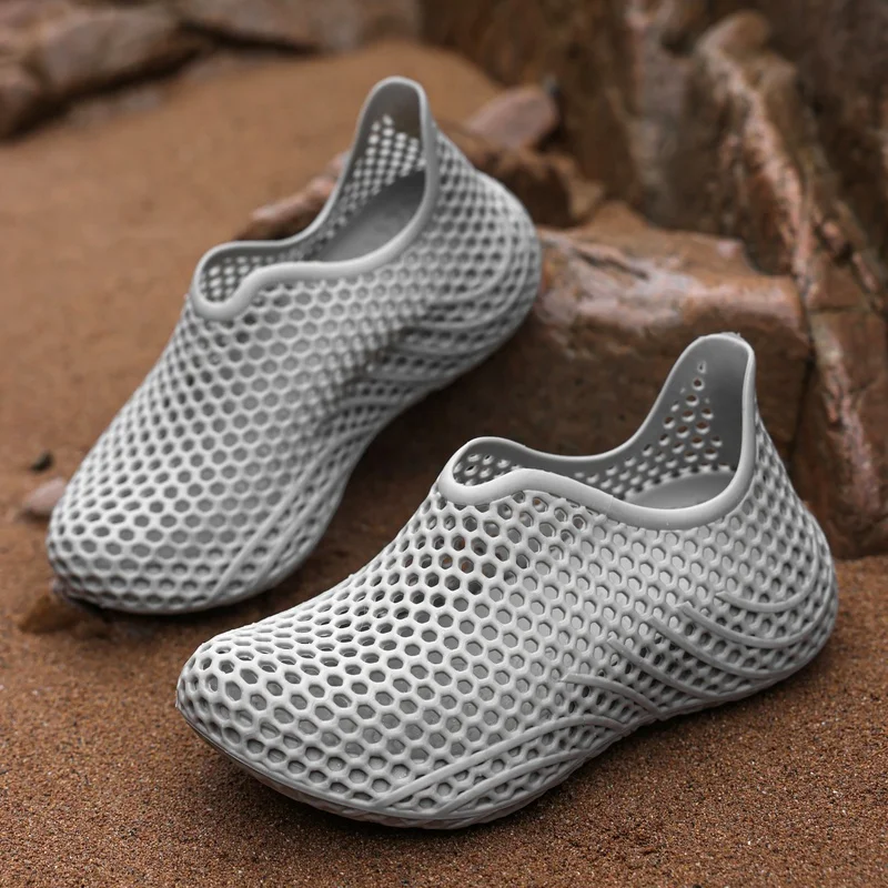 

YUYIN Designer Lightweight Luxury Summer New 3D Hole Hole Shoes Full Wrap Couple Casual Sandals Outdoor Beach Shoes for Men