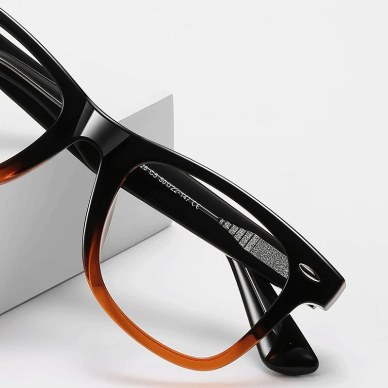 FOCUL Damen Reisebrille im Einsatz, zeigt die Anpassungsfähigkeit der photochromatischen Gläser