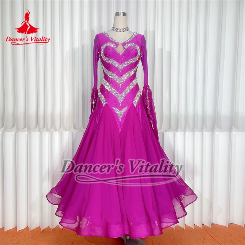 ชุดเต้นรำบอลรูมแขนยาวสีม่วงแดงหรูหราประดับด้วยคริสตัล AB สำหรับเต้นวอลซ์ ฟ็อกซ์โทรต์ ควิกสตีป  แบบสง่างามสำหรับนักเต้นขั้นสูง  รับสั่งตัดตามแบบ