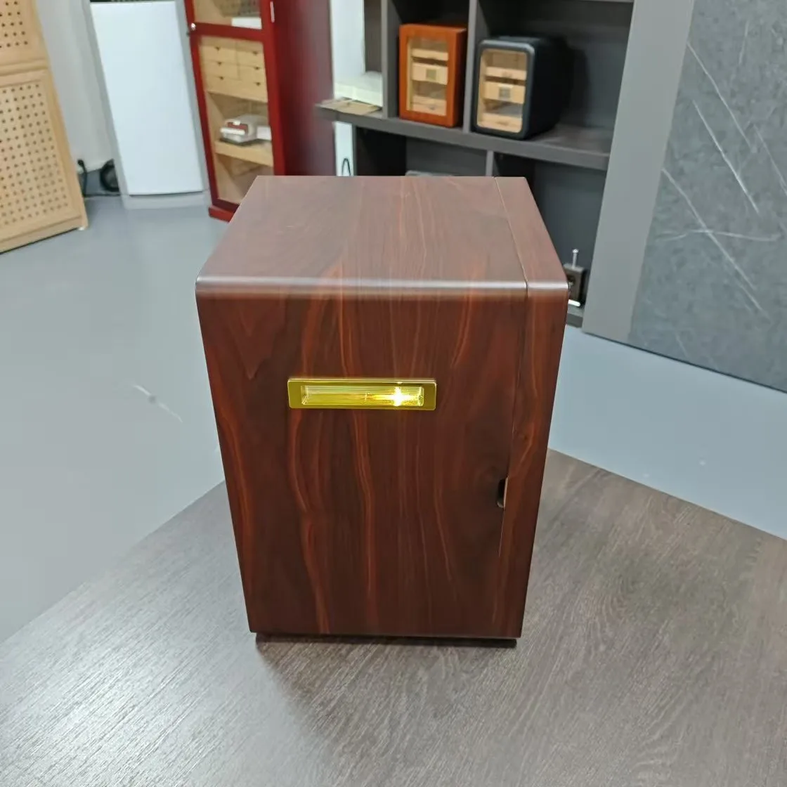 

Многослойный вставной светильник из красного дерева большой емкости с прозрачным окном, сигарный шкаф