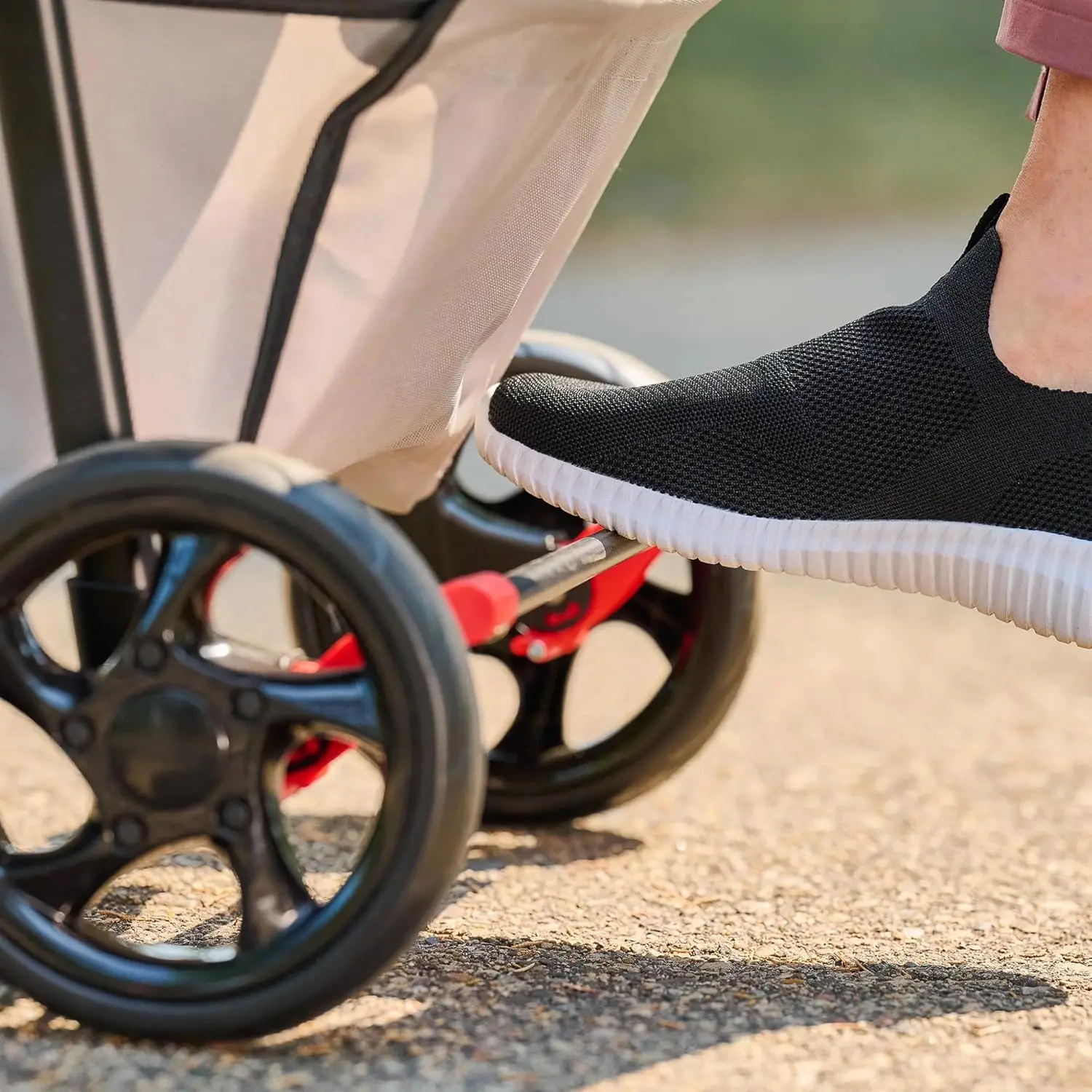 Kinderwagen für Haustier produkte, einschl ießlich 360-Grad-Vorderradschwenkbar, Hinterrad brüche, reflektierende Verkleidung, Netz paneele, Regenschirm