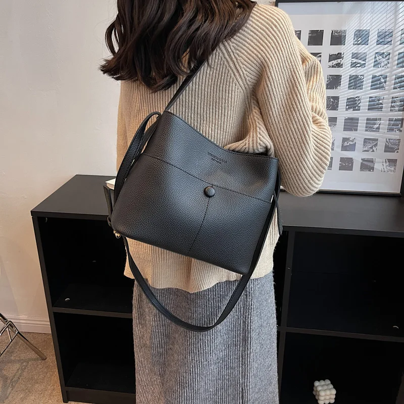 Bolso de mano de gran capacidad para mujer, bolso de cubo Simple que combina con todo, bolsos cruzados de hombro Vintage a la moda, otoño e invierno, nuevo