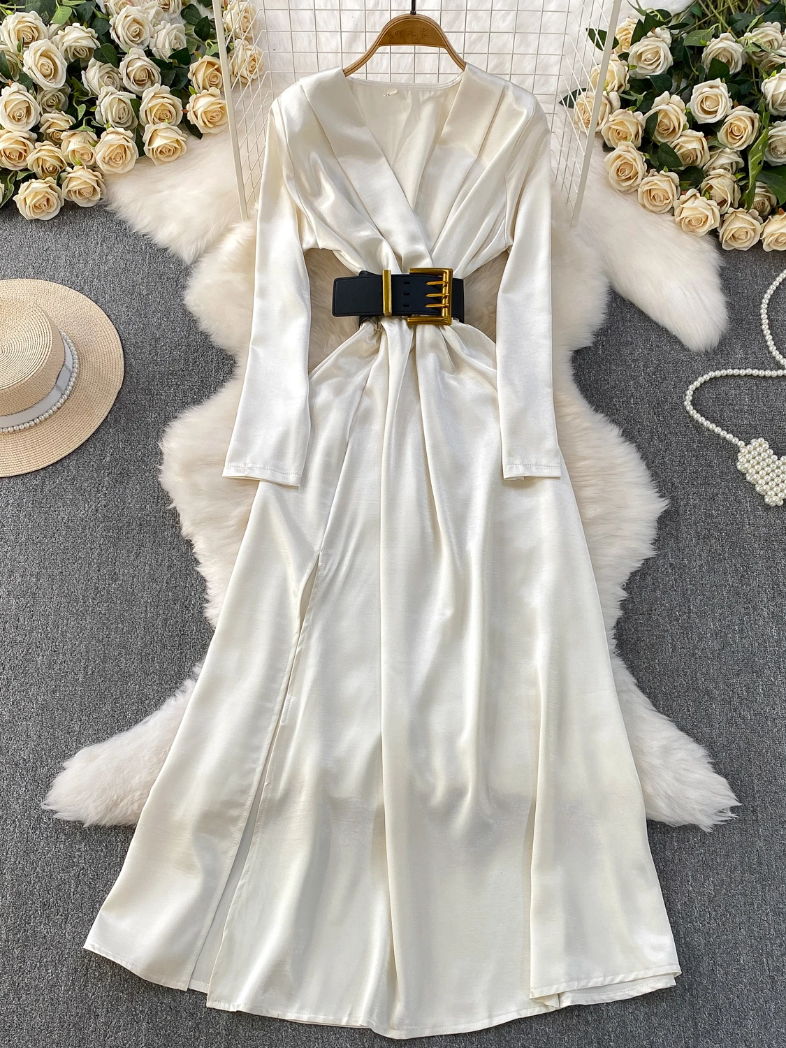 Elegancka satynowa długa spódnica damska z dekoltem w serek, z paskiem, wyszczuplająca, z rozcięciem, z wysoką talią, w kształcie litery A, idealna do pracy.