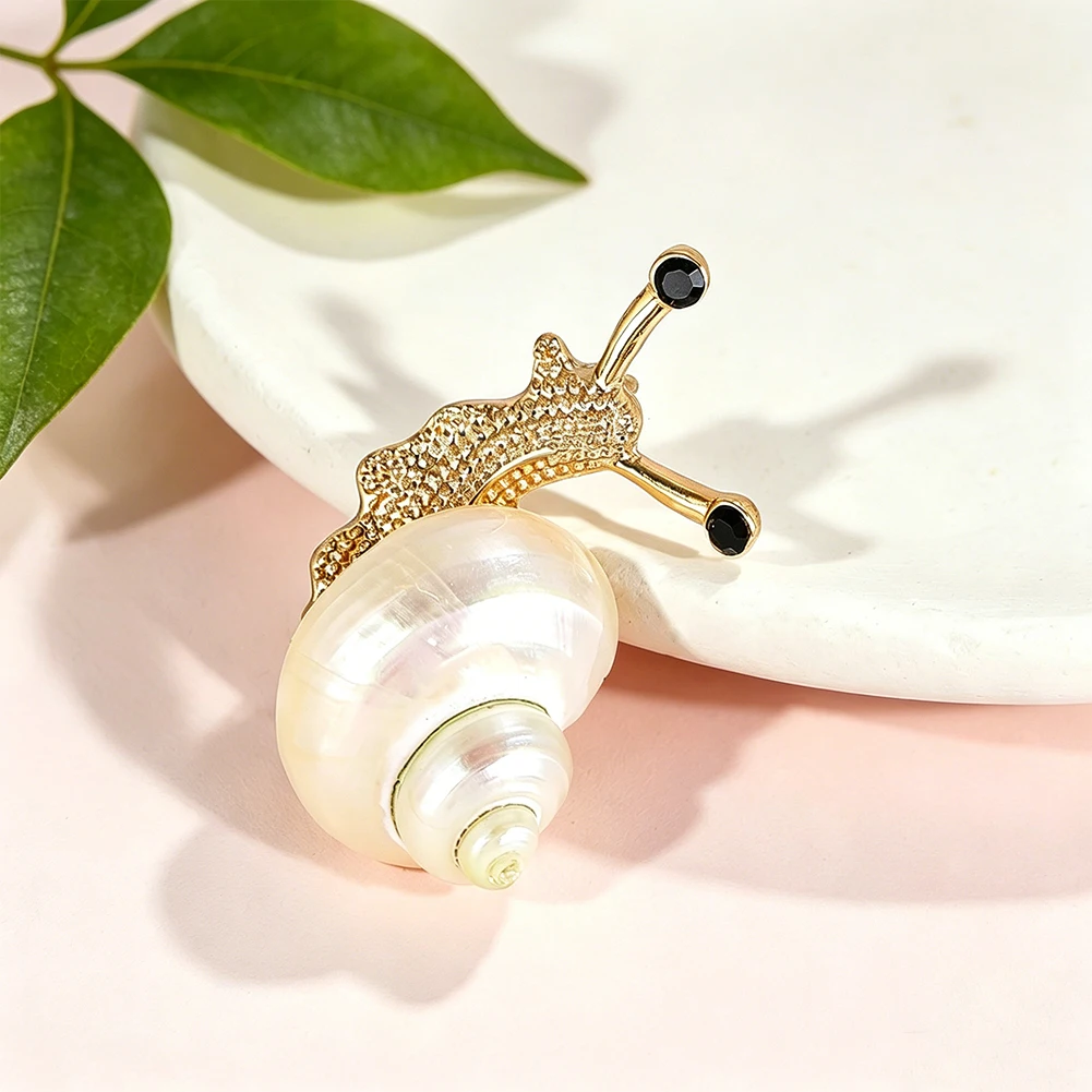 Natural Seashell Snail Brooch Gold Plated Black Rhinestone Eyes Cute Animal Lapel Pin For Women Dress Suit Coat Jewelry Gift