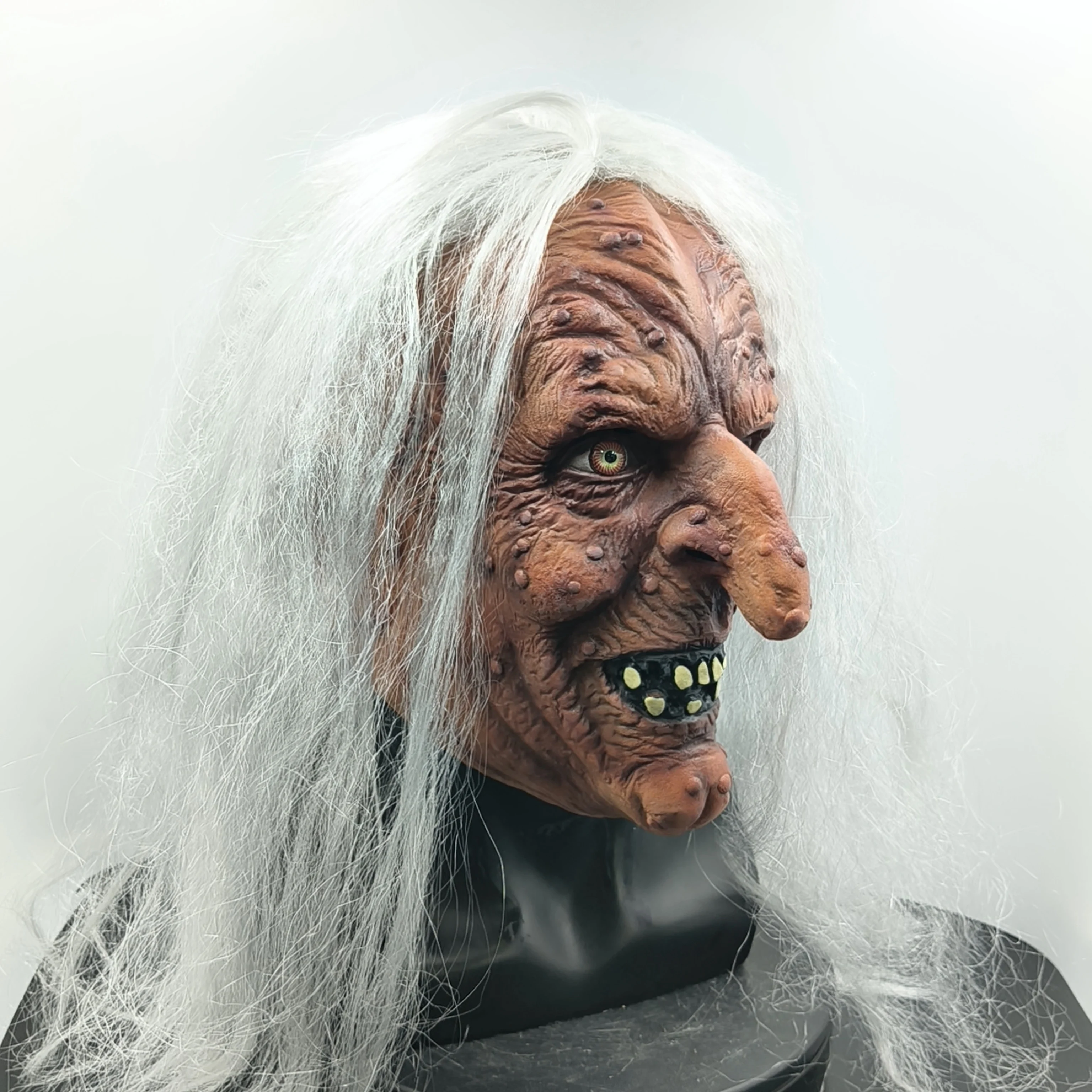 Realistische Latex-Alterfrauenmaske Gruselige Hexenmaske Unheimliche Oma Vollkopf-Gesichtsmaske mit Weißem Haar Horror Cosplay Halloween-Party-Kostüm – Detail 8
