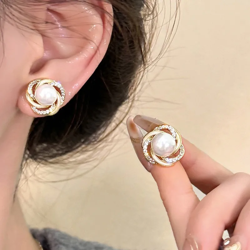 

Trendy Stud Earrings Women's Niche Design Versatile High-End Petite Delicate Earrings Fashion Accessories