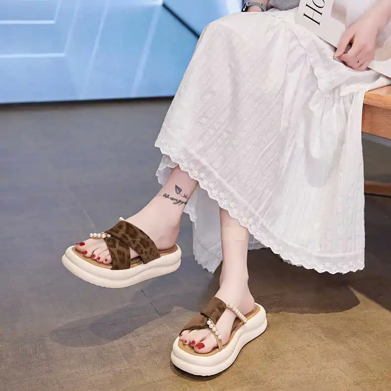 

Нескользящие женские открытые тапочки для ванной комнаты, дизайнерские сандалии, распродажа, все дешевые кроссовки, спортивные, высокотехнологичные, новый стиль, крутые