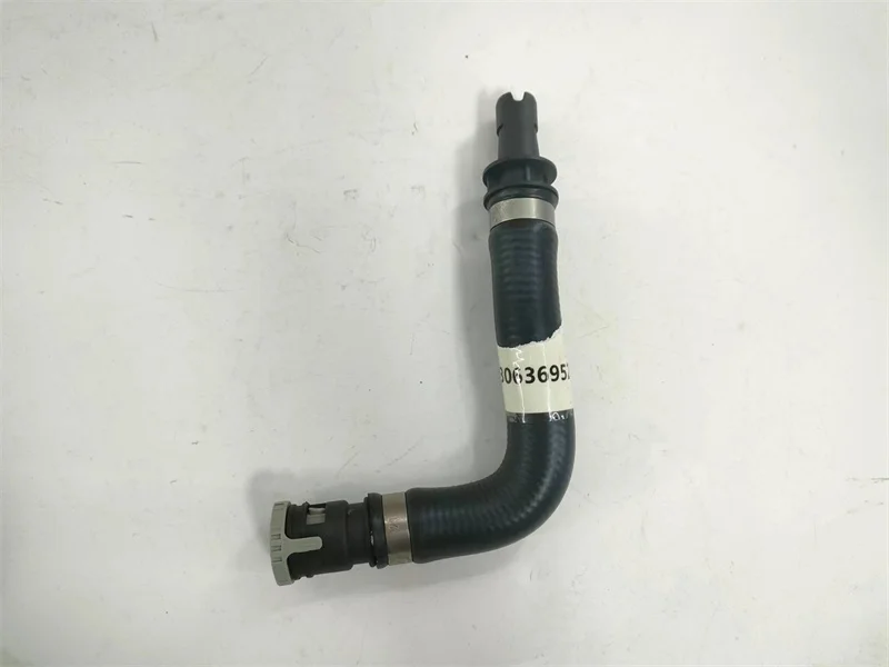 HVAC Heater Hose For Volvo C30 C70 S40 V50 30636987 30636952 31439965 30636951 30636954