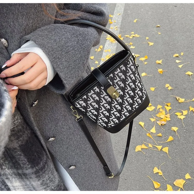 

Элегантная женская сумка для подгузников, минималистичная дизайнерская сумка-тоут, винтажная кожаная сумка через плечо, однотонная сумка для поездок на работу