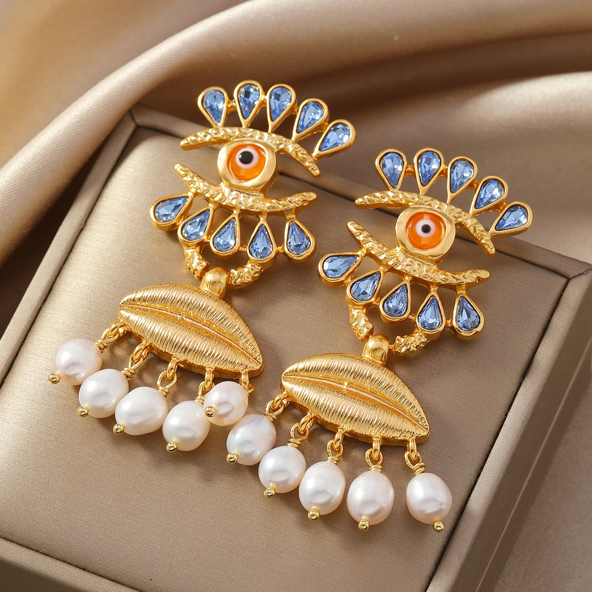Creative retro heavy industry earrings for women, luxurious and high-end. Geometric styles with imitation pearl flowers and conc