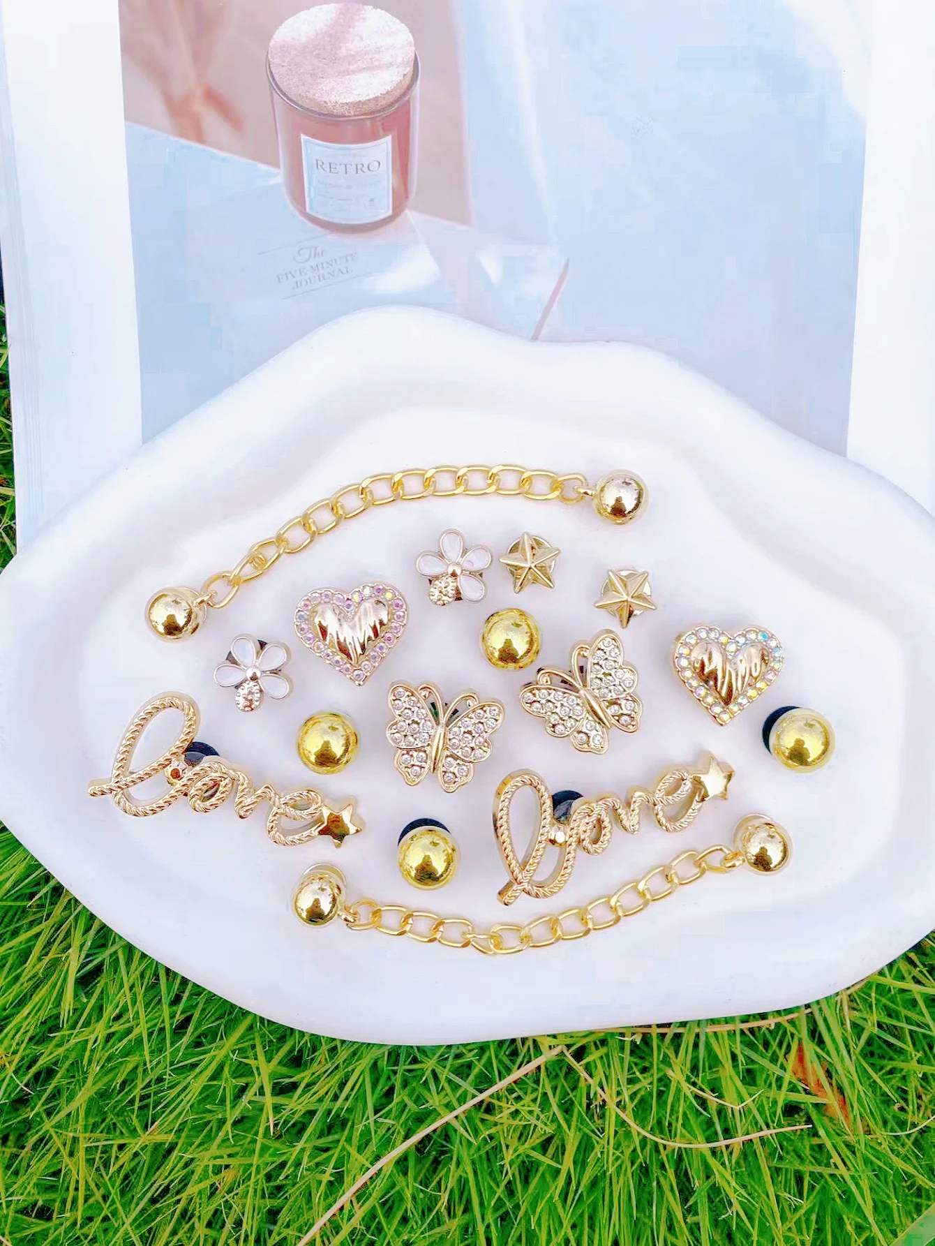 16 زخرفة بإبزيم حذاء DIY بأحرف ذهبية وخرز الفراشة والقلوب وما إلى ذلك. إكسسوارات مشبك أحذية متعددة الوظائف للنساء