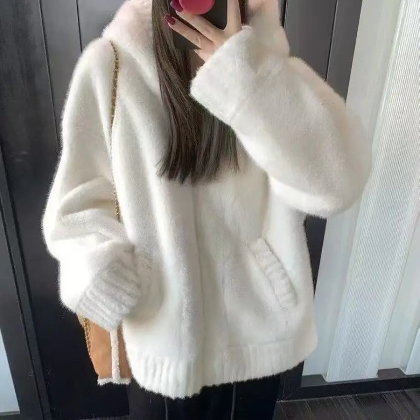 معطف شتوي جديد بغطاء للرأس من فرو المنك الصناعي مناسب تمامًا للنساء، طراز سميك من قطعة واحدة. #2