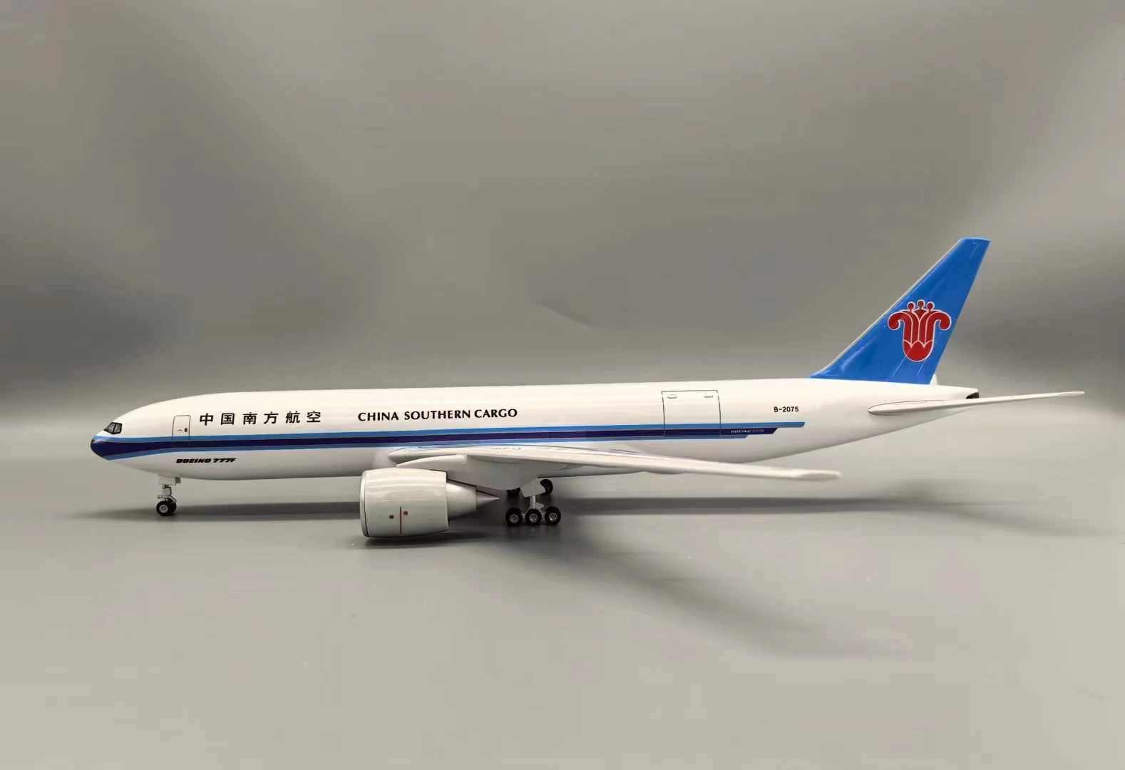 

Toy Planes Express Aircraft 47cm 1/157 Scale B777 Aircraft China Southern Cargo Airlines Model Resin Aircraft With Wheel