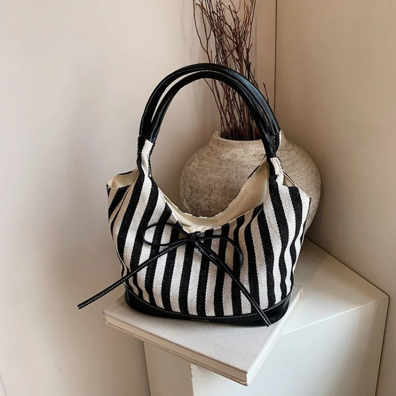 

Ladies Chic Leather Crossbody Bag For Daily Commute With Adjustable Strap In Classic Design