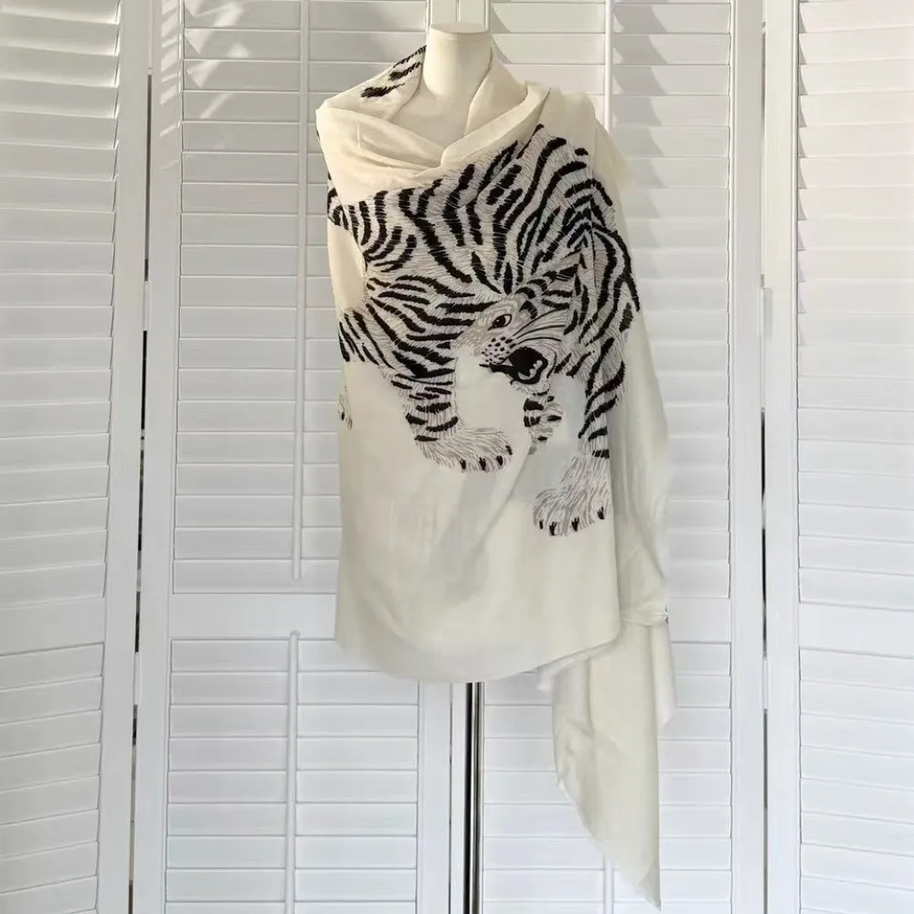 Luxuriöser Leoparden-Sonnenschutz im Old-Money-Stil, langer Schal mit Tiger-Print, drapierte Strickjacke für den Frühling. – Detail 8
