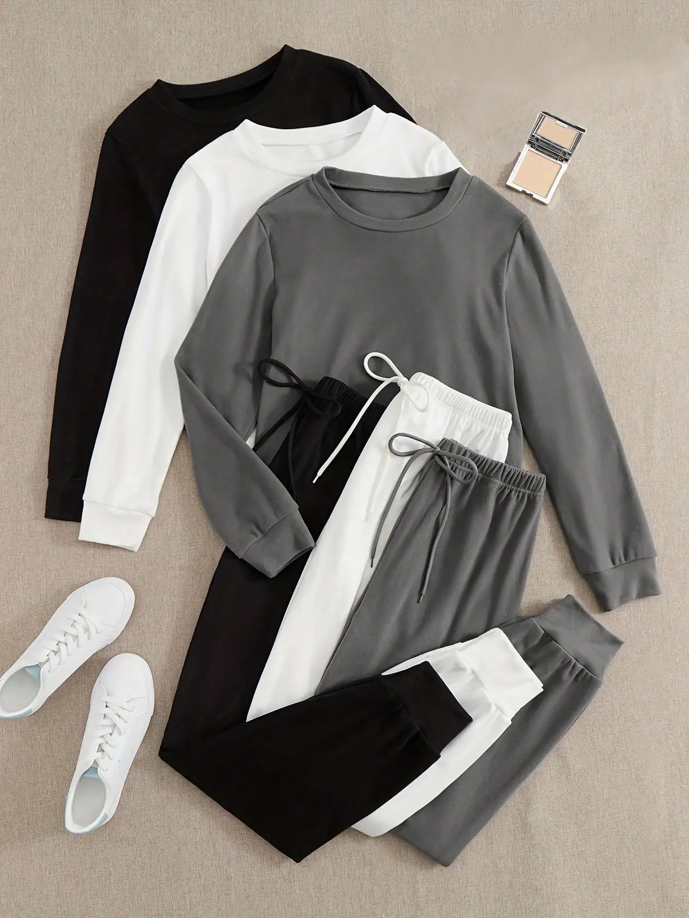 

Женский повседневный комплект из двух предметов: однотонная толстовка с длинным рукавом и круглым вырезом и брюки