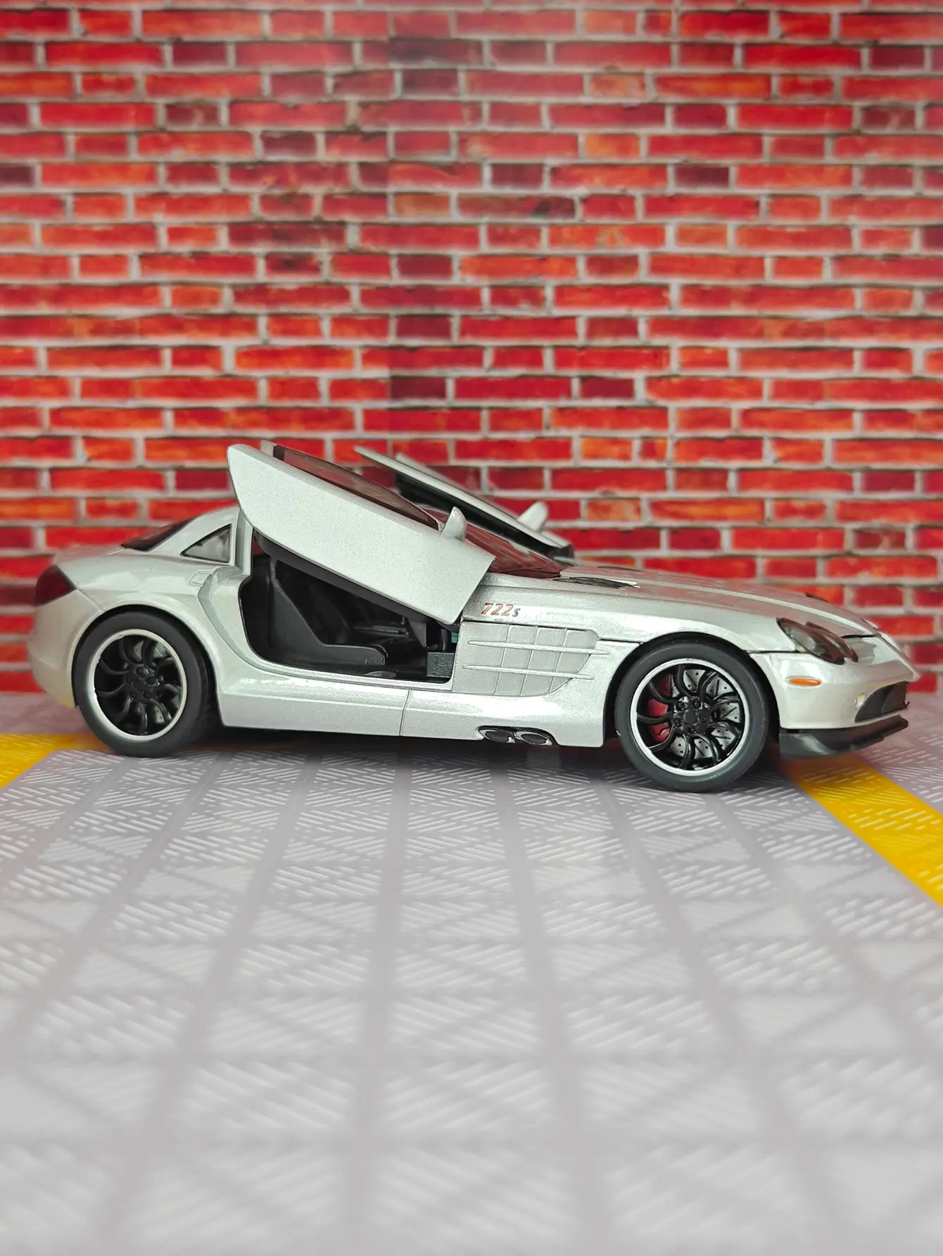 Modèle de voiture en alliage mercedes-benz SLR 1:32, ornements acousto-optique, portes de voiture pour enfants et coffre de capot pouvant être ouvert