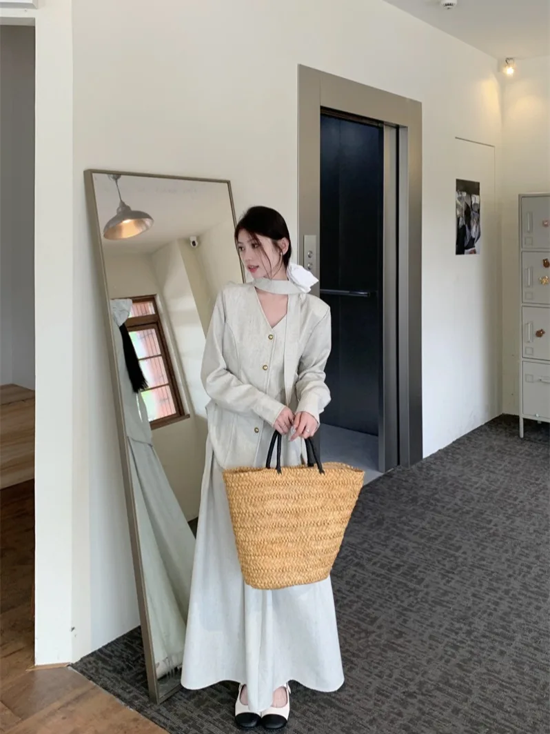 

Retro High Waist Long Sleeve V-Neck Shirt And Skirt Set for Women Casual Spring Fashion Ensemble White Color Block Design