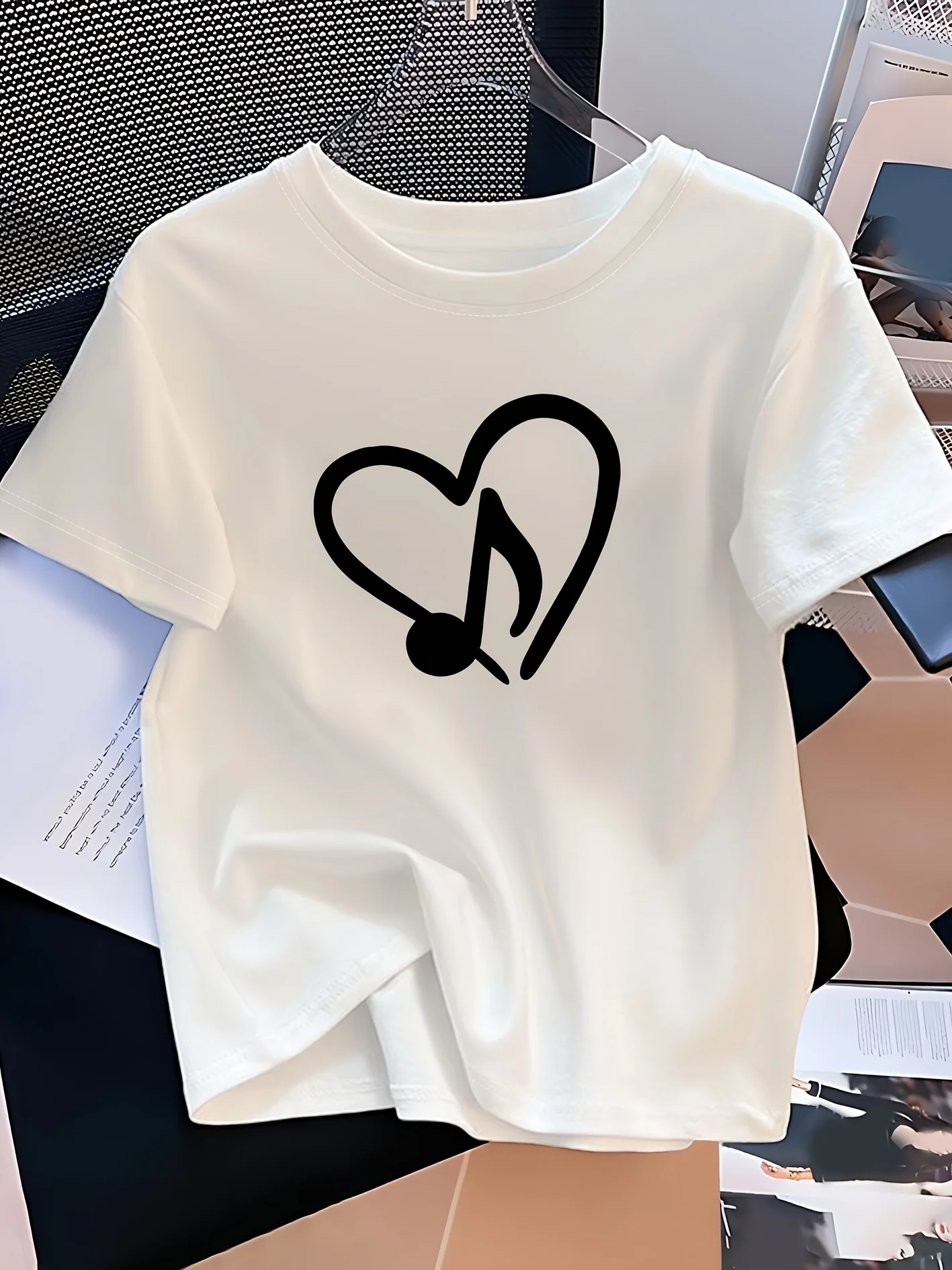 Camiseta gráfica informal para mujer con estampado de corazón y notas musicales camiseta de manga corta con cuello redondo