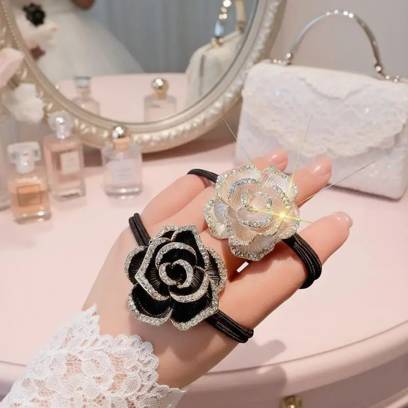 Anel de camélia de diamante fofo incluído faixa de cabeça elástica sem puxar com detalhe de flor