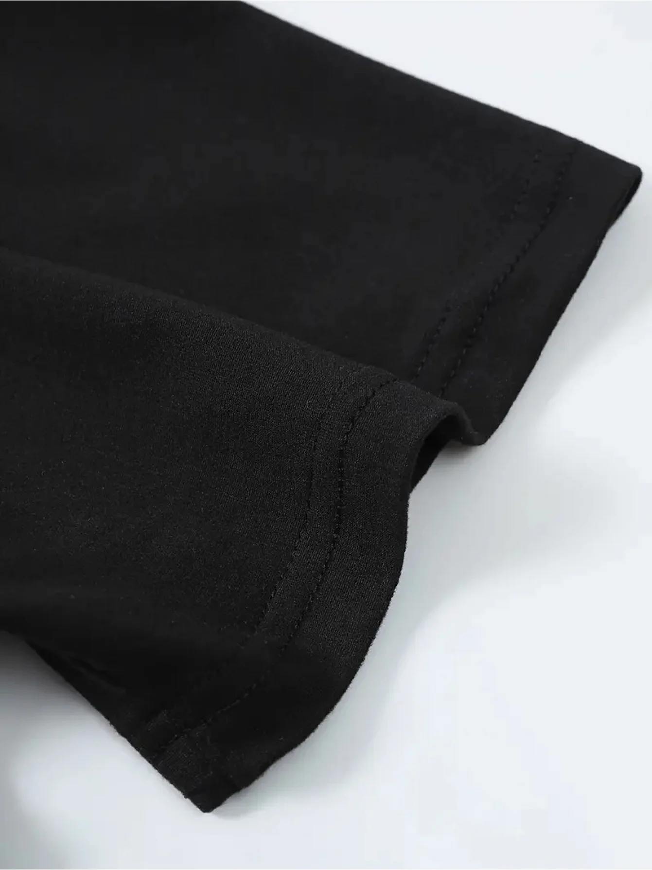 تي شيرت رجالي بأكمام قصيرة مطبوع عليه هيكل عظمي للشرب والقيادة باللون الأحمر