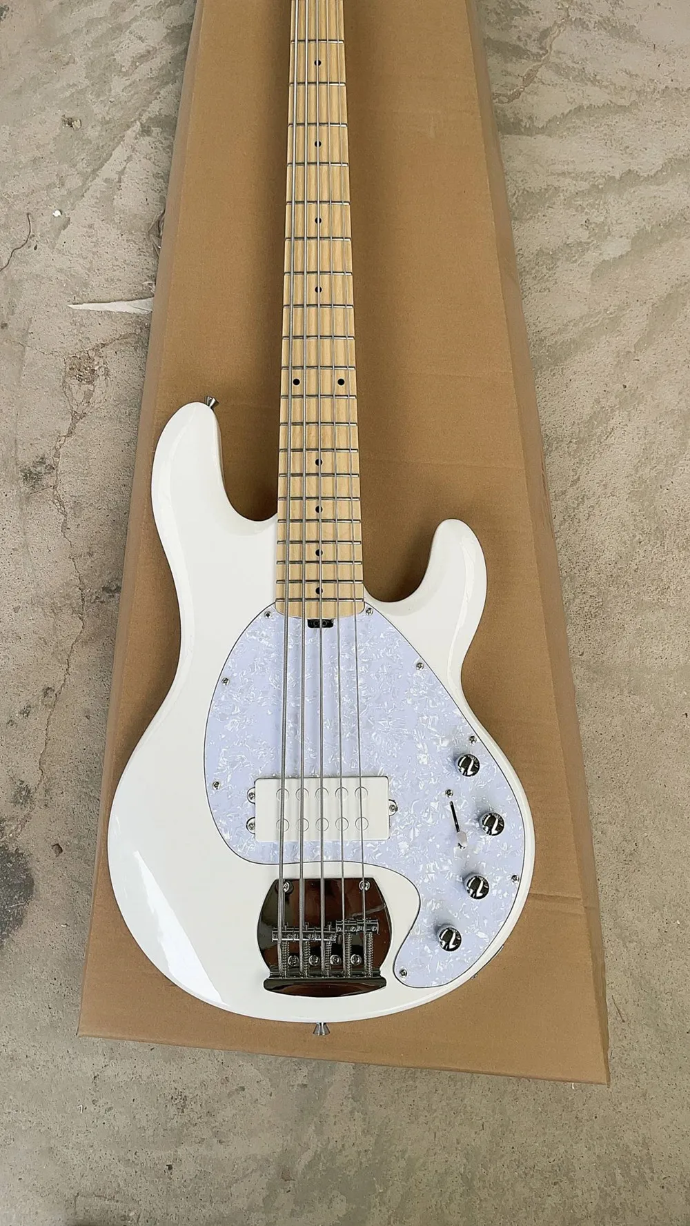 White body 5 strings Electric Bass Guitar With Maple Neck Chrome Hardware Provide customized services