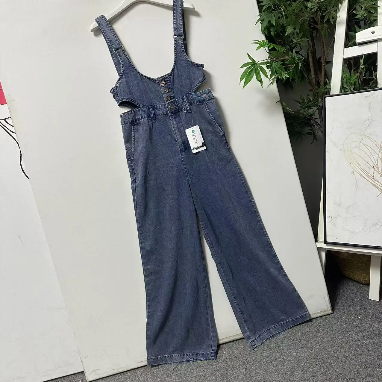 

Женский комбинезон из шелковистого денима оригинального дизайна: тонкие брюки на бретелях, прямые, с высокой талией, весна-лето