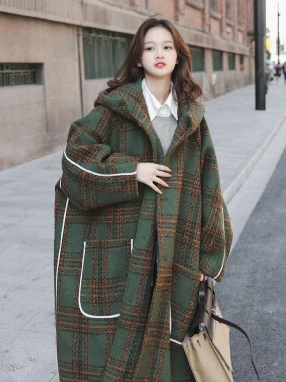 

plus Size Autumn Winter Thiened Loose Women's Coat Korean Sle Long Length Plaid Woolen Coat with Hood Single Button Closure