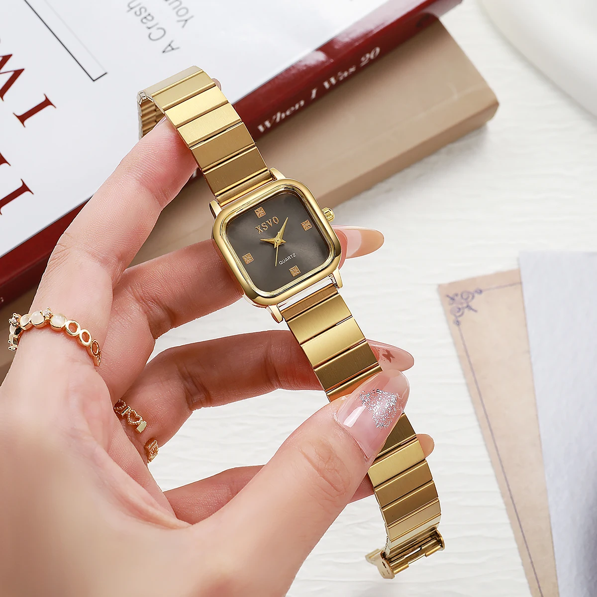 

Fashion simple ladies quartz watch, alloy material, suitable for Halloween, Christmas gift