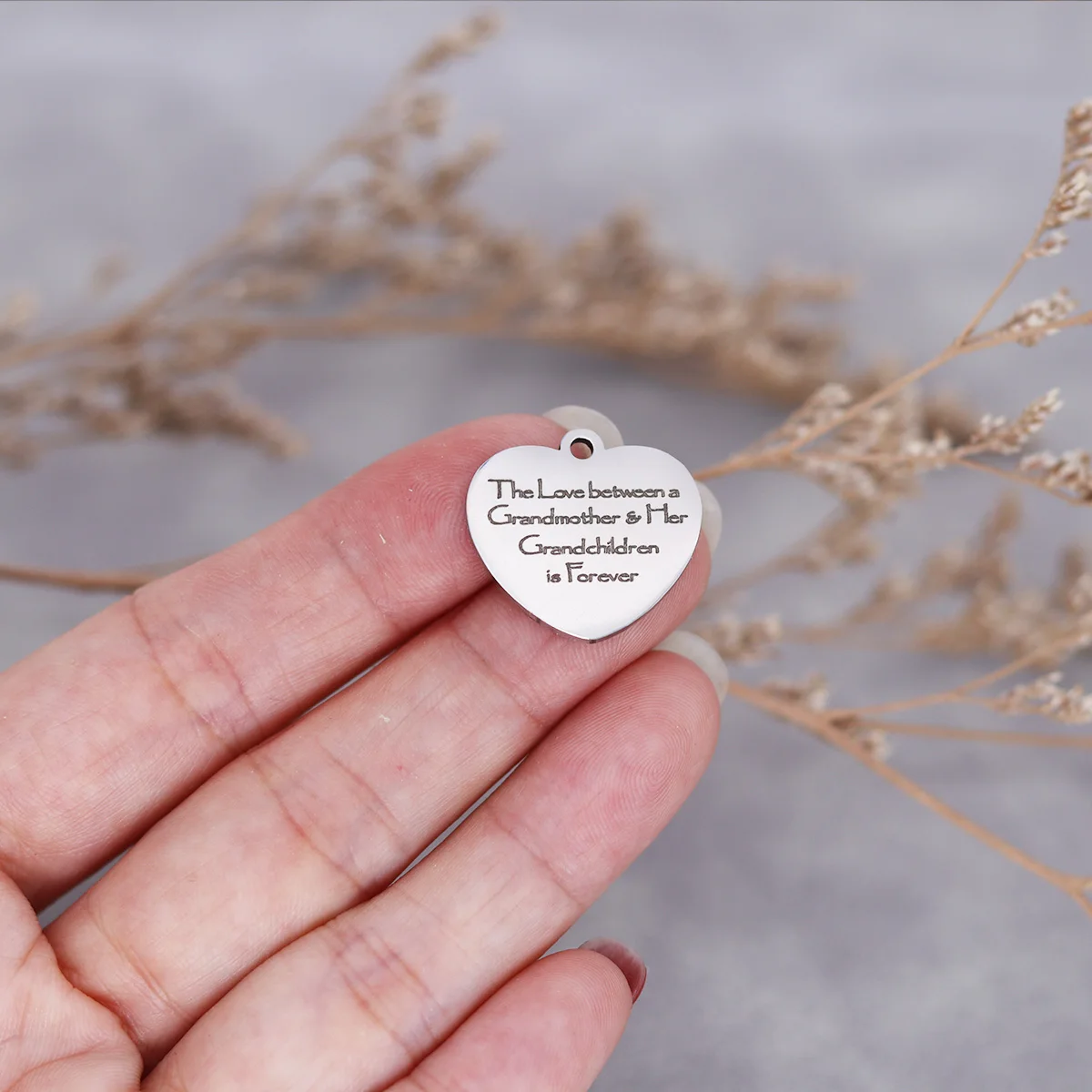 3pcs/Lot The Love Between A Grandmother & Her Grandchildren Is Forever Laser Engraved Heart-shaped Charm Pendant For Jewelry Diy