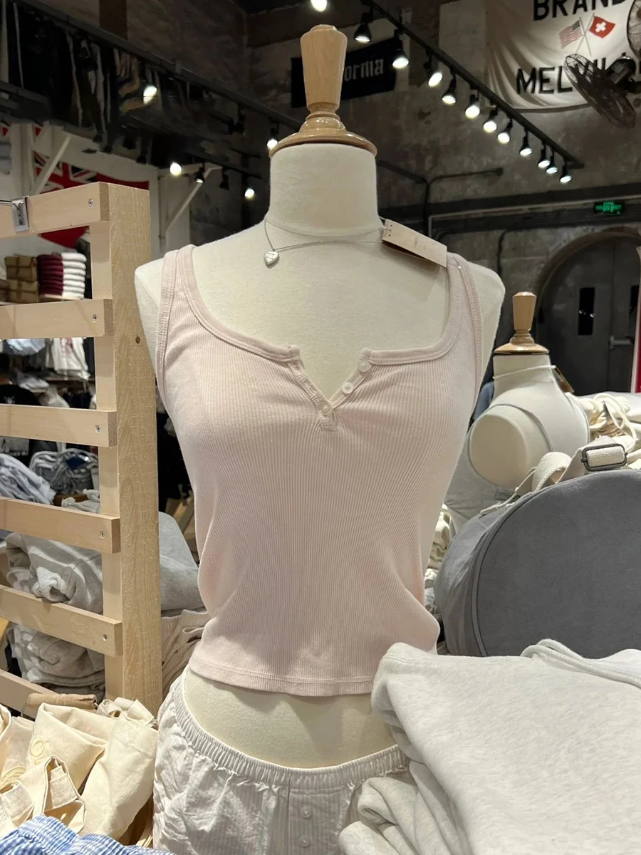 女性のための柔らかいピンクのリブ編みの基本的なクロップトップ,3つのボタン,ノースリーブの綿,カジュアルなクロップトップ,シンプルなスリムタンクトップ,夏,y2k
