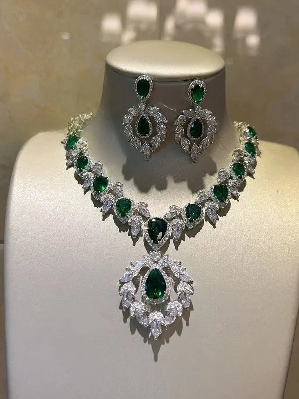 set-di-collana-e-orecchini-in-zircone-con-accenti-di-gemme-preziose-gioielli-alla-moda-di-alta-qualita