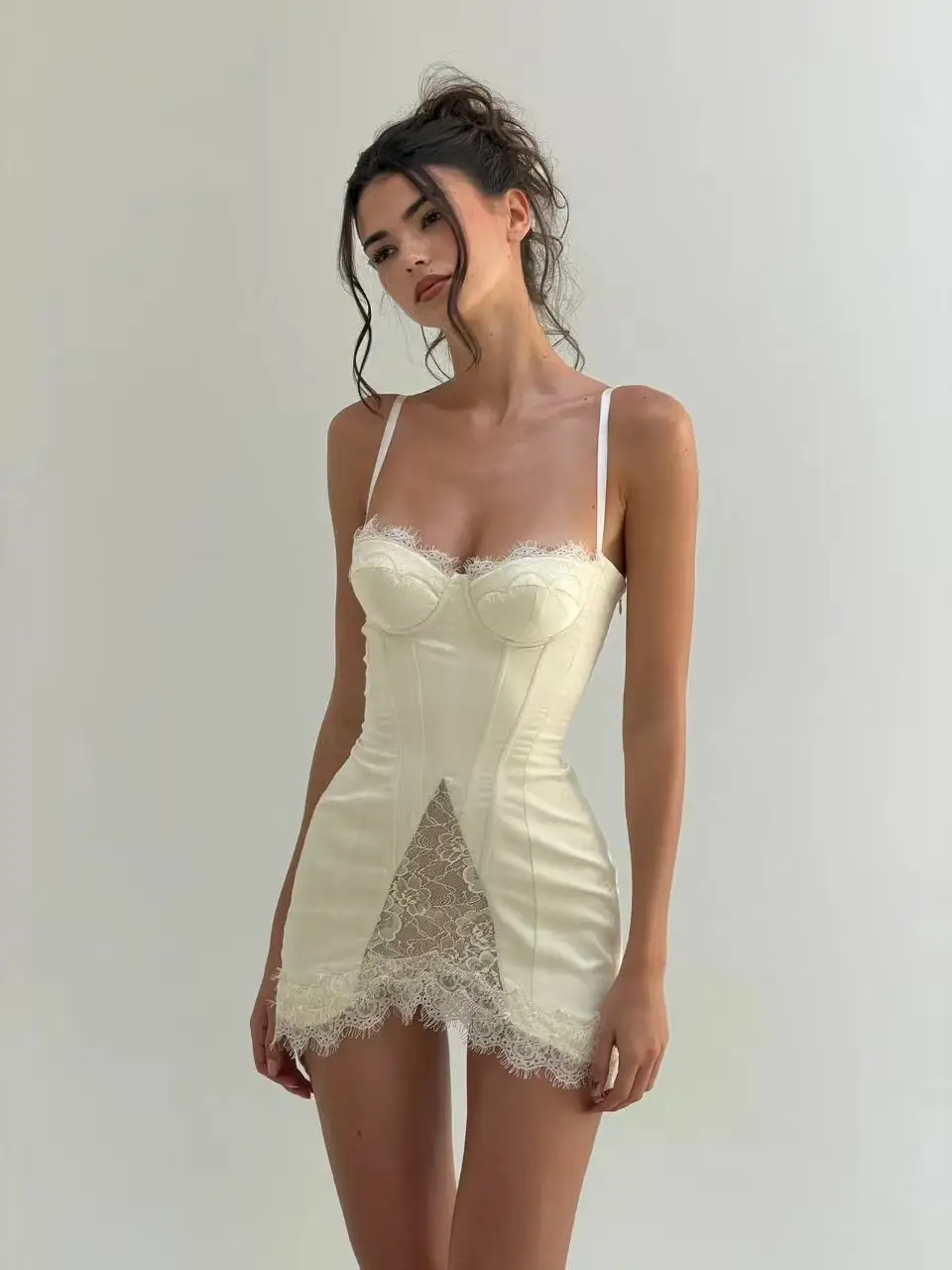 Französisches Spitzen-Neckholder-Kleid im Hofstil, taillenbetonend und schlankmachend, für heiße Looks, reizvolle Persönlichkeit, hüftumschmeichelnder kurzer Rock im Y2K-Stil