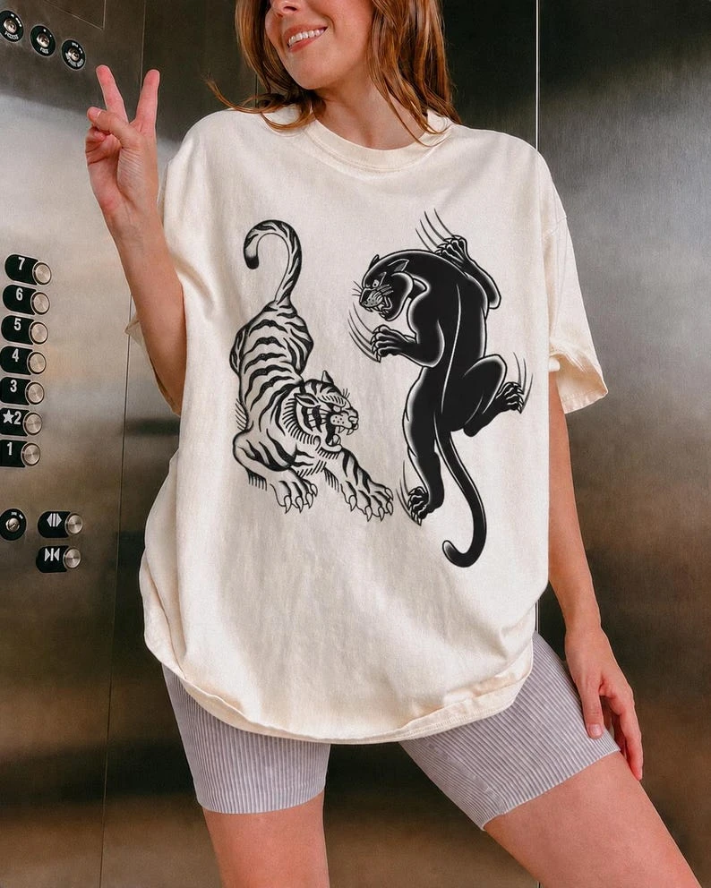 Tiger and Panther Fighting T-shirt Oversized Unisex Cotton Streetwear Trendy Casual Loose Vintage Loose Short Sleeves Breathable