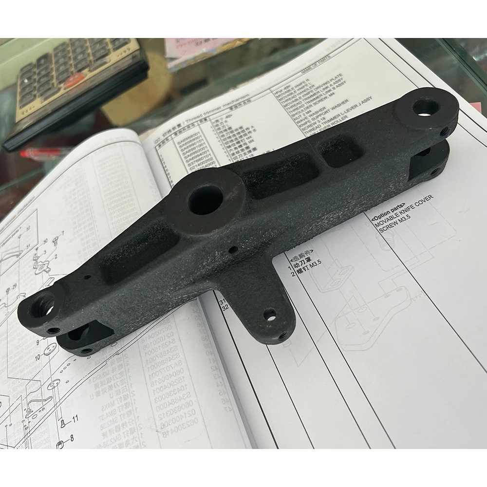 BROTHER RH9820 Ojal electrónico botón Holer máquina de coser piezas cortador ARM Assy SA 6787001