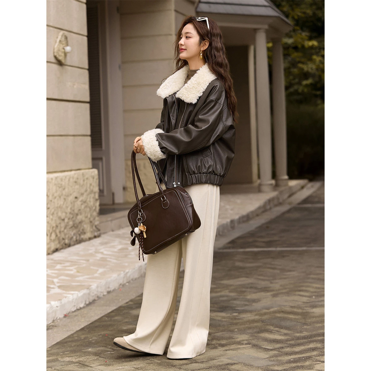 Kurtka damska VIMLY ze sztucznej skóry 2025 z pluszowym kołnierzem i mankietami, wiatroodporna kurtka motocyklowa, pikowana kurtka zimowa damska w kolorze kawowym, krótka, model 30556