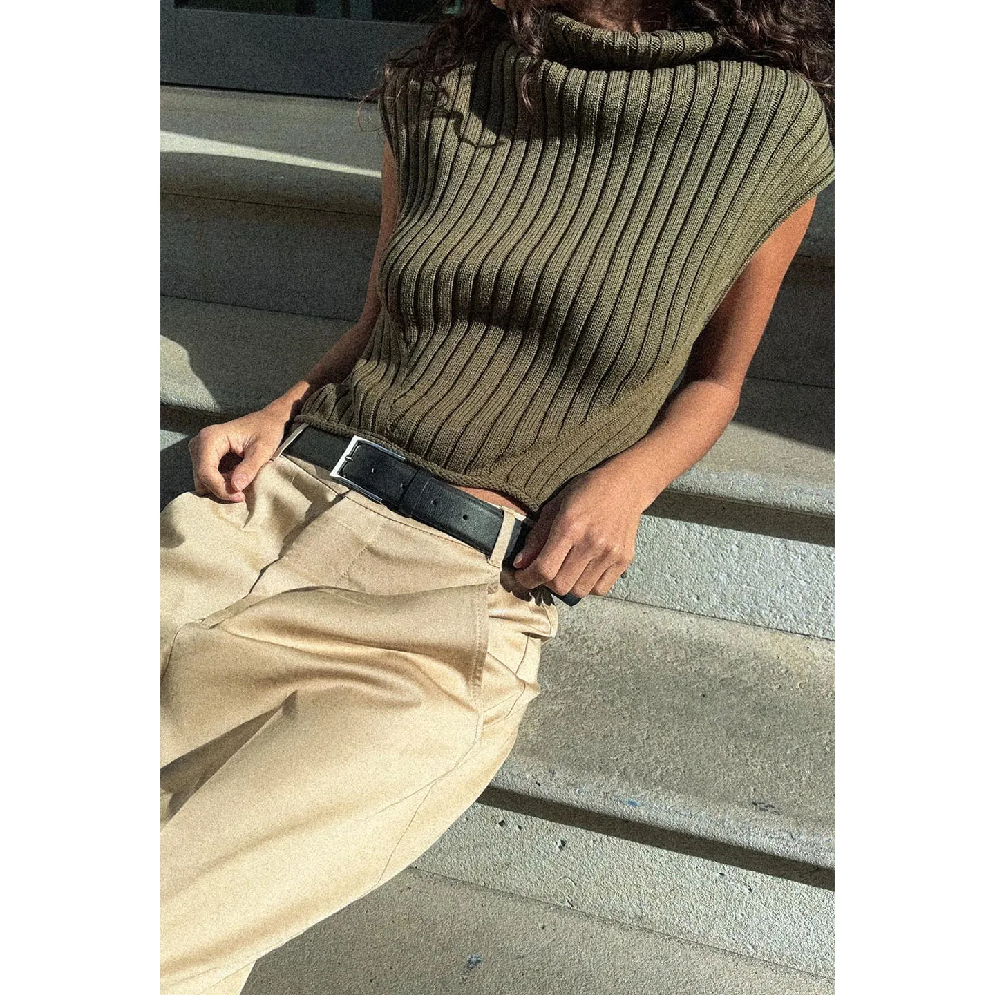 سترة محبوكة بحاشية غير متماثلة بفتحة جانبية عالية Ne Svel بقصة ضيقة وطبقات من ألياف البوليستر المزخرفة للنساء