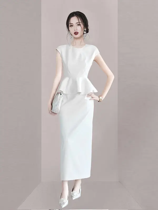 

Элегантный длинный белый вечерний комплект из двух предметов: дизайнерское платье-футляр с кружевной отделкой и роскошное вечернее платье.