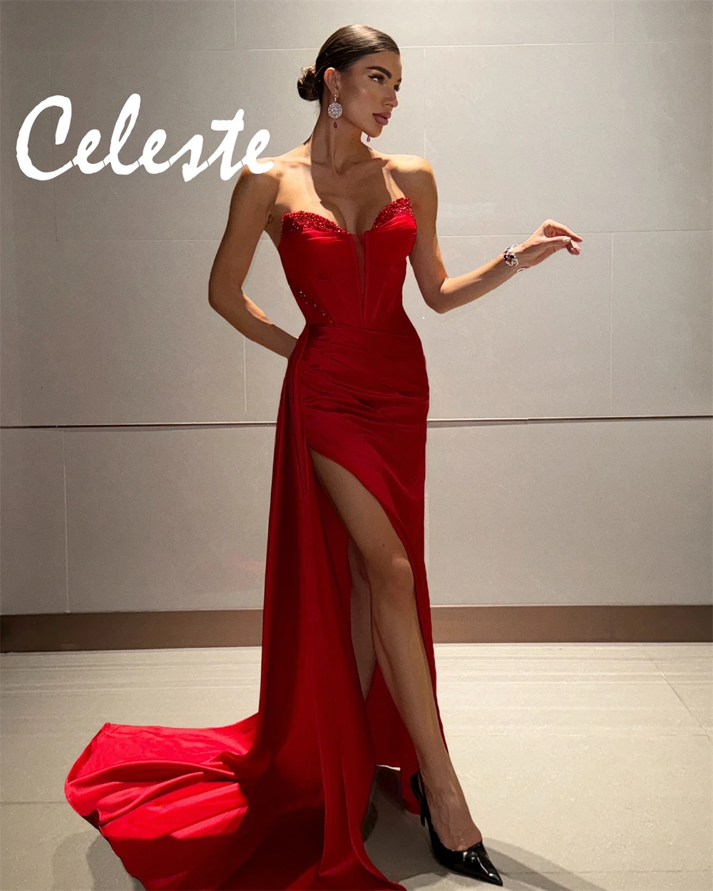 Maßgeschneiderte Temperament-Satin-Abendkleider, modische, trägerlose, ärmellose Heimkehrkleider, glitzernde Hofschleppe-Partykleider