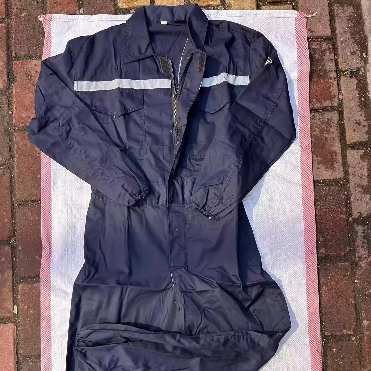 

Дышащий, влагопоглощающий летний тонкий рабочий костюм из хлопка и полиэстера, антистатический, без капюшона, для мастерских работ.