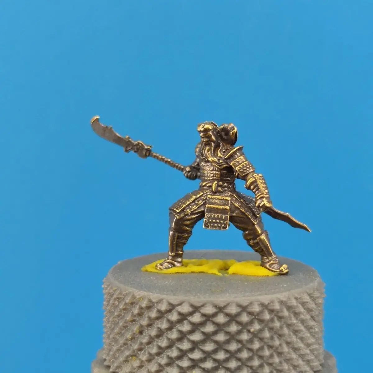 Brass Guan Gong Playing with a Big Saber Sweeping Thousands of Armies, Doll Model Handheld Miniature Figure Car Decoration