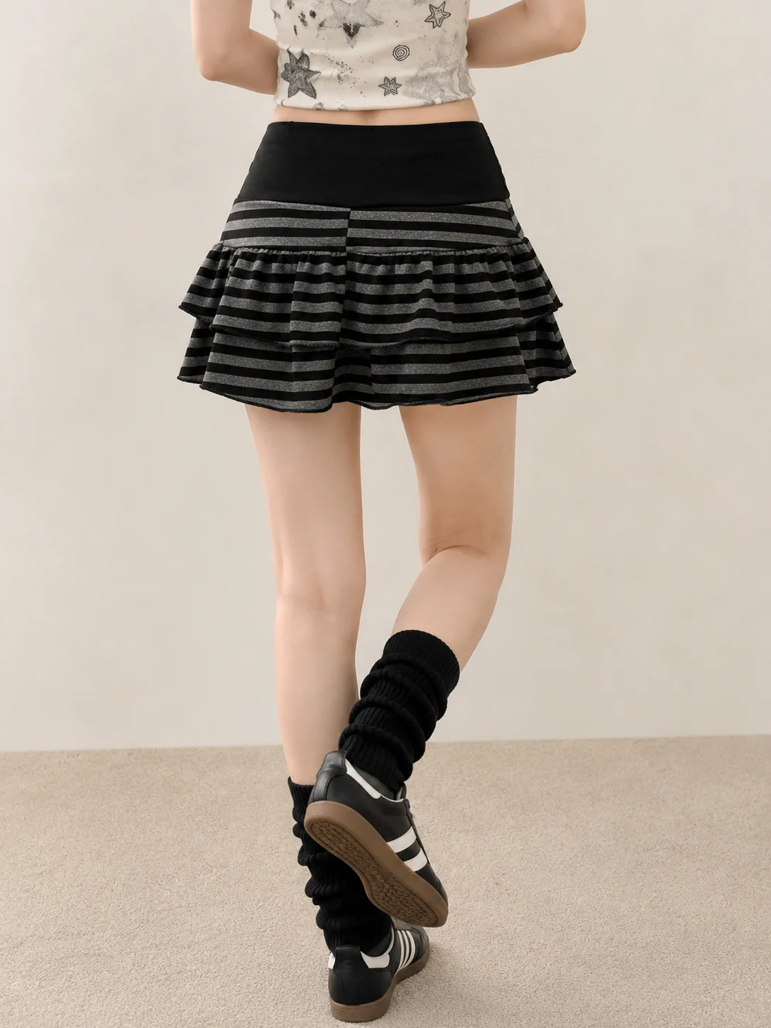 Women Fashionable Spike Stud Waistband Striped Tier Ruffle Mini Skirt Low Rise Slim Fit Y2K Punk Gothic Dark Street Micro Skirts