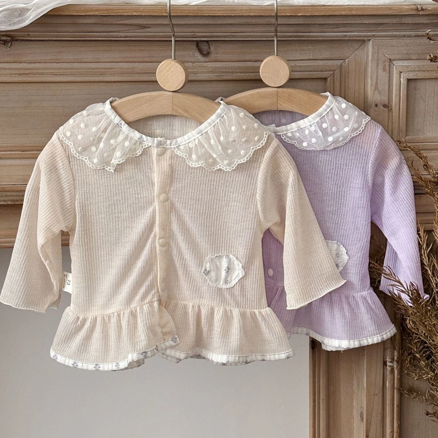 Conjunto Infantil Feminino 2026 Primavera/Verão Novo Estilo Coreano para Meninas, Cardigã de Manga Longa com Gola de Tule e Bolinhas, Proteção Solar