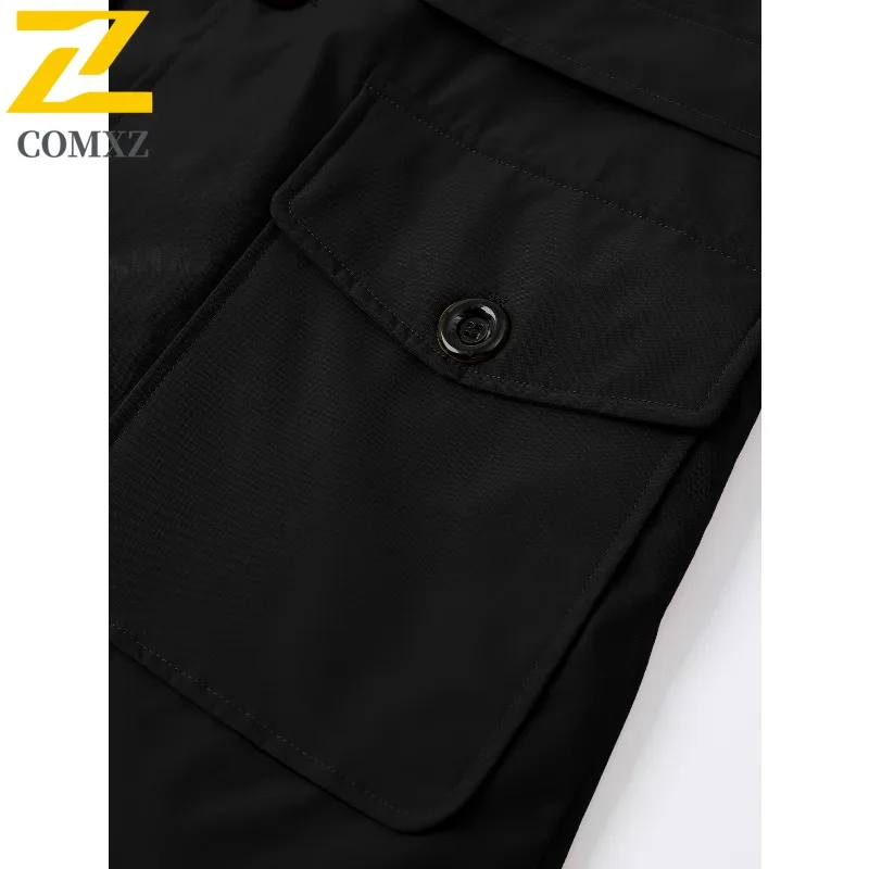 เสื้อโค้ทเทรนช์โค้ททรงหลวมสไตล์ลำลองสำหรับวัยรุ่นชาย COMXZ รุ่นอเนกประสงค์ ติดกระดุมแบบปกเสื้อ มีกระเป๋าหลายช่อง น้ำหนักเบา กันลม เหมาะสำหรับกิจกรรมกลางแจ้ง ปี 2025