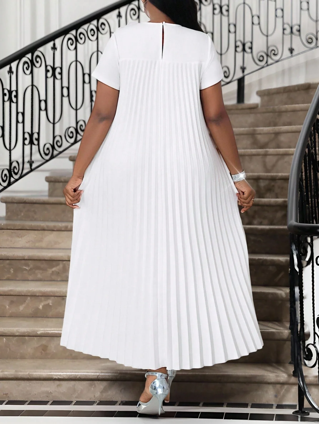 

White Pleated Loose Maxi Dress With 3D Flower Short Sleeve Round Neck Elegant Formal Occasion Dress
